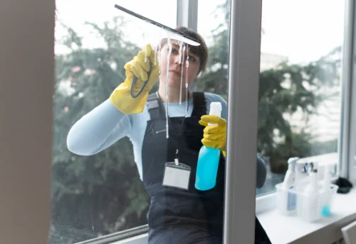 Nettoyage de vitres intérieures et extérieures au Coudray